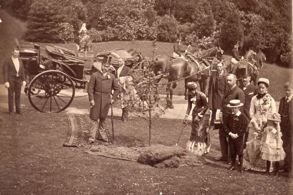 2018-36.7: Prince and Princess of Wales planting a tree in Saltaire Park