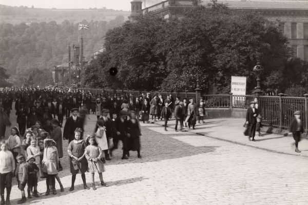 B1-032/5/11: Workers walking up Victoria Road (1920s)