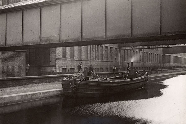 B1-032/5/15: Canal barge by the New Mill, 1920s