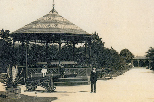 D3-083: Roberts Park promenade in the early 20th century