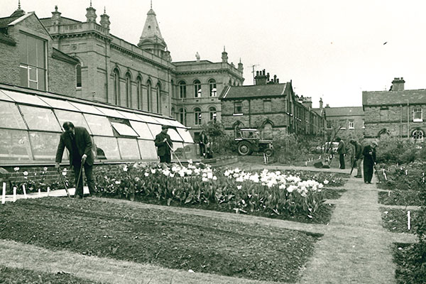 E2b-036a-b: Students in the College gardens on Exhibition Road, 1970s